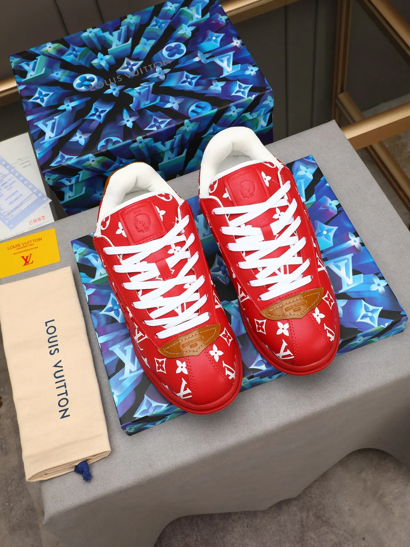 Men's Men's Shoes 💰500 LV Louis Vuitton L Jialu Brand Runner Tatic Series Thick-soled Casual Sports Shoes Running Shoes Original purchase, development, production This LV Runner Tatic sports shoe combines technical materials such as mesh fabric and ribbons to interpret the inspiration of traditional mountaineering shoes. LV letters are written on one side, the lariat buckle of the quick lacing system is embellished with Monogram flowers and Louis Vuitton logos, and the light and wear-resistant rubber outsole completes the whole. ▪️Fabric: Original imported cowhide + mesh ▪️Inner lining: Original customized breathable mesh ▪️Sole: Original open-molded anti-slip rubber combination material ▪️Size: Men's 40-44 (45 46 customized)